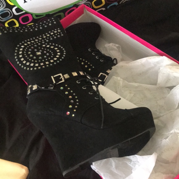 New Fabulous fun wear - Picture 2 of 5